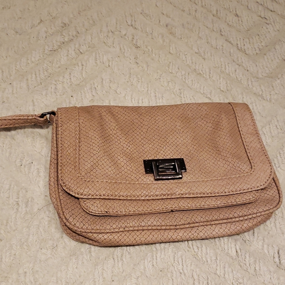 Gap wristlet
